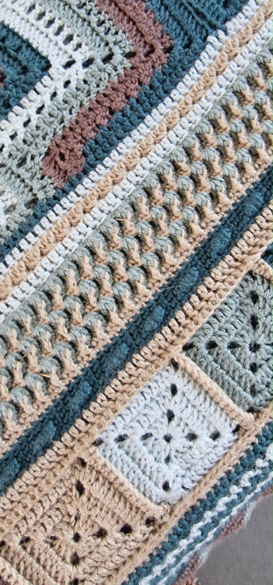 Gehaakte granny square deken in pastelkleuren