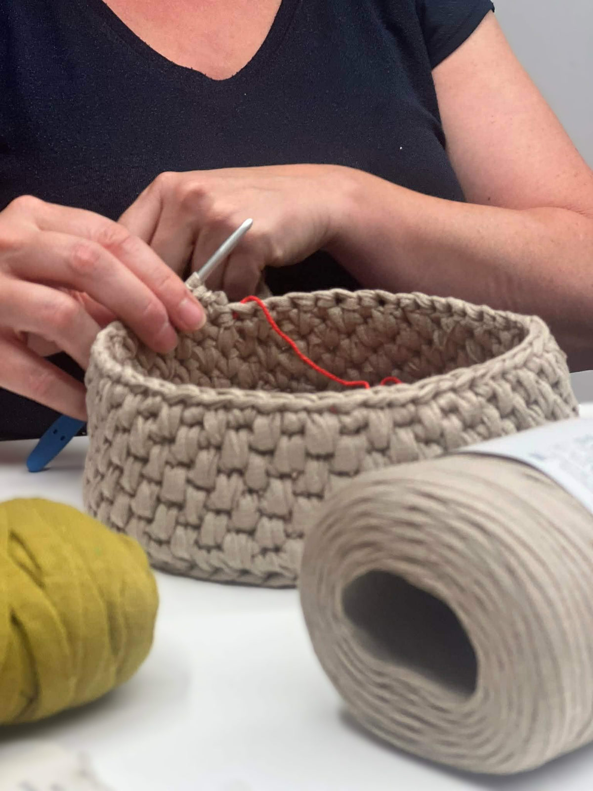 Workshop haken van een mand met T-shirtgaren